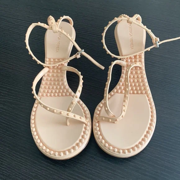 靴 BOTTEGA VENETA leather sandal studs Bottega Veneta Leather Studded Accents Sandals - Neutrals